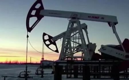 أسعار النفط تتراجع لكنها تتجه لتحقيق ارتفاع أسبوعي