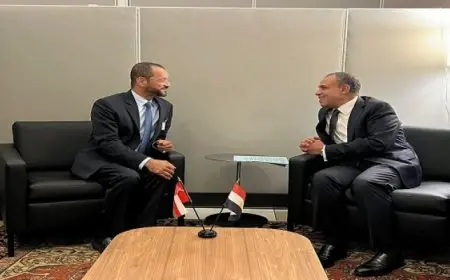 وزير الخارجية يجتمع مع نظيره العماني لتعزيز أهمية استمرار التنسيق والتعاون المشترك بين الجانبين