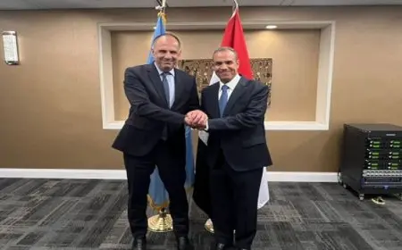 وزير الخارجية يؤكد لنظيره اليوناني اعتزاز مصر بعلاقات التعاون وأواصر الصداقة مع اليونان