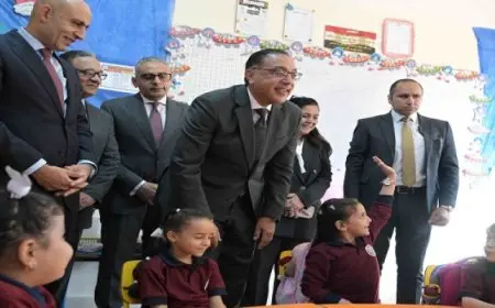 بال .. رئيس الوزراء يزور مدرسة السلام الرسمية المتميزة للغات