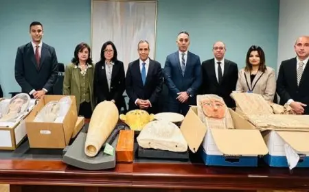 وزير الخارجية يتفقد القطع الأثرية المصرية المستردة في القنصلية العامة في نيويورك