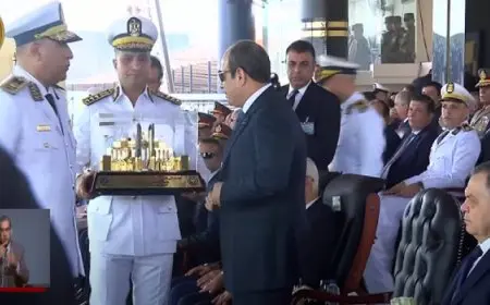 رئيس أكاديمية الشرطة يقدم هدية تذكارية للرئيس السيسي خلال احتفالية تخريج دفعة جديدة