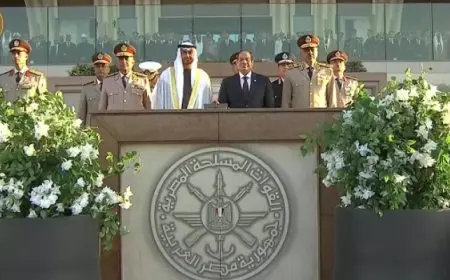 الرئيس السيسي يرفع علم القوات المسلحة على مقر الأكاديمية العسكرية بالعاصمة الإدارية