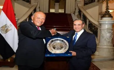 وزير الخارجية والهجرة يُكرم الوزير السابق سامح شكري