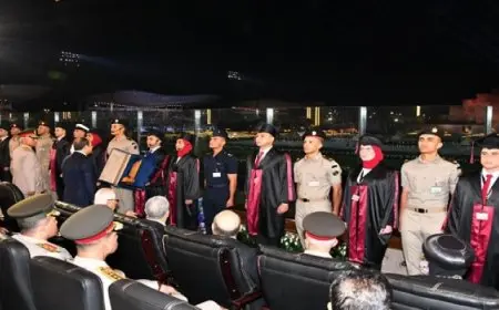 بال وال.. الرئيس السيسي يمنح أوائل خريجي الأكاديمية نوط الواجب العسكري من الطبقة الثانية