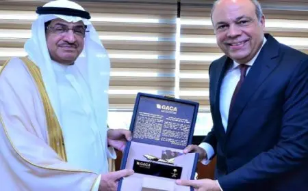 وزير الطيران المدني يلتقي وزير الدولة وعضو مجلس الوزراء السعودي لتعزيز سُبل العمل المشترك في مجال الطيران المدني