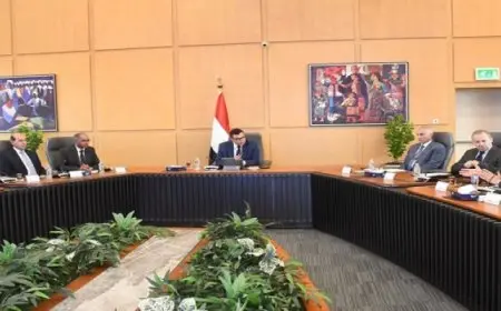 وزير الإسكان يتابع سير العمل بمشروعات المياه والصرف وأبراج العلمين الجديدة التي تنفذها شركة المقاولون العرب