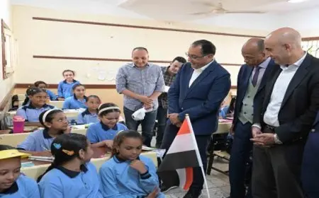 رئيس الوزراء يزور مدرسة وادي الملكات الابتدائية المشتركة بمدينة الأقصر