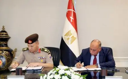 القوات المسلحة توقع عقد إتفاق مع شركة أبو قير لتداول الحاويات