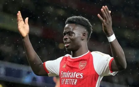 منتخب انجلترا يعلن مغادرة ساكا وجونز للمعسكر وغيابهما عن مباراة فنلندا في دوري الأمم