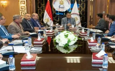 وزير الإنتاج الحربى يبحث أوجه التعاون مع ممثلى شركة أشوك ليلاند الهندية