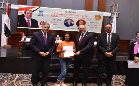 وزير العمل ومحافظ الإسكندرية يُسلمان عقود عمل لذوي الهمم وجوائز لخريجي دورات تدريب مهني