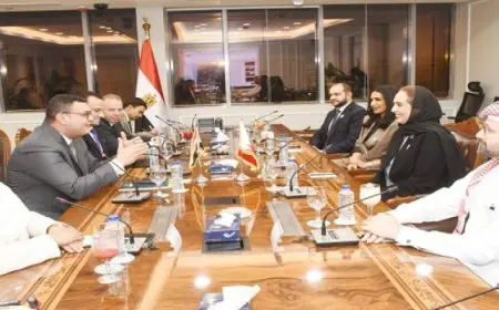وزير الإسكان يلتقى نظيرته البحرينية لعرض التجربة المصرية فى الإسكان وإنشاء المدن الجديدة وتطوير المناطق غير الآمنة