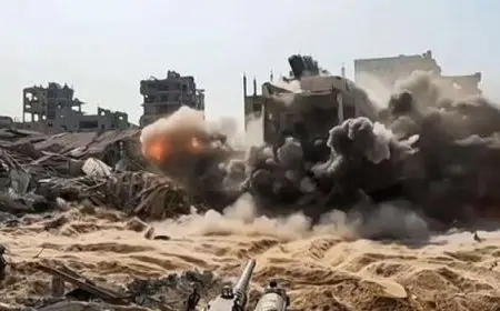 الاحتلال الإسرائيلي ينسف ويحرق مباني سكنية في مخيم جباليا شمال غزة