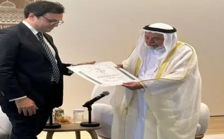 وزير الثقافة يُسلم سلطان بن محمد القاسمي حاكم الشارقة “جائزة النيل للمبدعين العرب”