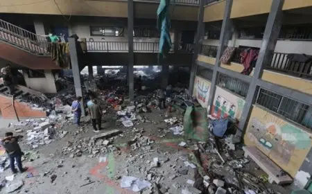 مسئول بالأونروا يدين قصف مدرسة تؤوي نازحين في مخيم جباليا شمال قطاع غزة