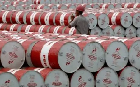 أسعار النفط تتجه لأكبر خسارة أسبوعية منذ أكثر من شهر بسبب القلق إزاء الطلب المنخفض