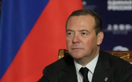 ميدفيديف: نظام كييف يحاول صنع “قنبلة قذرة”