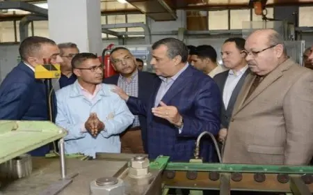 وزير الدولة للإنتاج الحربى يتفقد شركة قها للصناعات الكيماوية