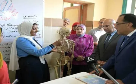 رئيس الوزراء يتابع انتظام سير الدراسة بمدرسة “الندى للتعليم الأساسي” بكرداسة