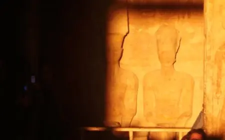 الشمس تتعامد على وجه رمسيس الثاني بمعبده الكبير بمدينة أبو سمبل في أسوان