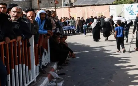 استشهاد 12 فلسطينيًا بغارات استهدفت منتظري المساعدات في غزة