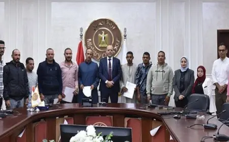 وزير العمل يُسلم عقود لشباب للعمل في دولة الإمارات