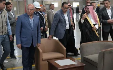 بال .. رئيس الوزراء يتفقد مصنع “يونيفرسال للأثاث” بحي عتاقة بمحافظة السويس