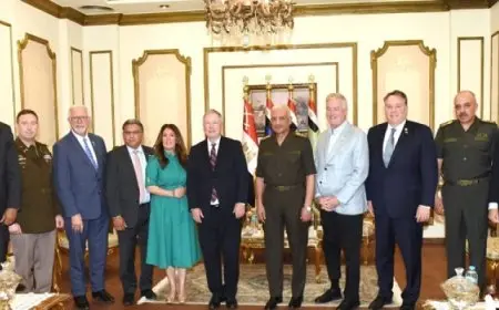 وزير الدفاع يلتقي عضو لجنة الخدمات المسلحة بمجلس النواب الأمريكي