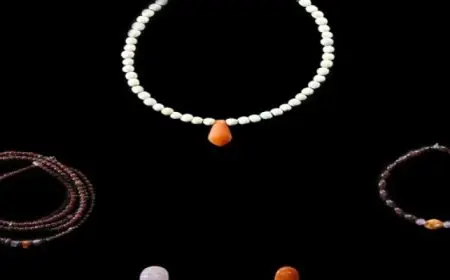 اكتشاف أول مقبرة من عصر الدولة الوسطى بجبانة العساسيف والعثور على أساور وتمائم وقلادات نحاسية