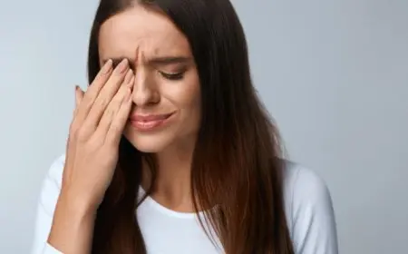 فرك عينيك بقوة قد يسبب هذه المشاكل