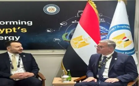 وزير البترول يعقد جلسة مباحثات ثنائية مع جيف ميلر – الرئيس التنفيذي لشركة هاليبرتون