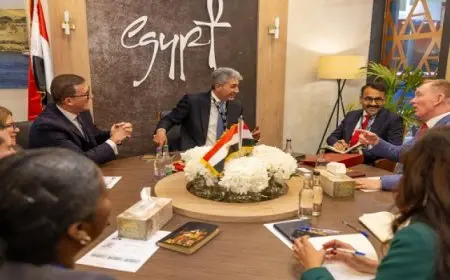 وزير السياحة يبحث مع نظيره بالمملكة المتحدة سبل التعاون المشترك