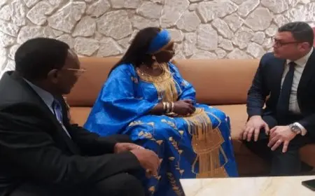 وزير الإسكان يعرض التجربة العمرانية المصرية على نظيرته الكاميرونية