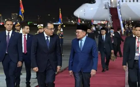 رئيس الوزراء يستقبل رئيس وزراء ماليزيا بمطار القاهرة الدولي