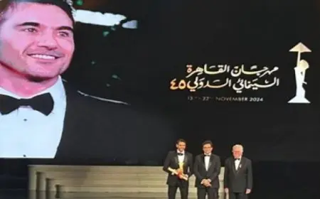 أحمد عز يهدي “جائزة فاتن حمامة” للفنان عادل إمام
