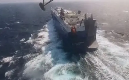 سقوط صاروخ قرب سفينة قبالة سواحل عدن باليمن