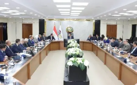 وزير قطاع الأعمال يستعرض مستجدات تنفيذ المشروع القومي لتطوير صناعة الغزل والنسيج