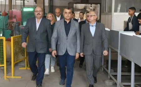 وزير الإنتاج الحربي يتفقد شركتي “حلوان للآلات والمعدات” و “حلوان للصناعات الهندسية”