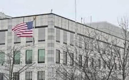 السفارة الأمريكية بكييف تغلق أبوابها وتحذر من “احتمال هجوم جوي كبير”