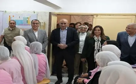 رئيس الوزراء يتفقد “مدرسة نجيب محفوظ الثانوية بنات” بمدينة الخارجة بالوادي الجديد