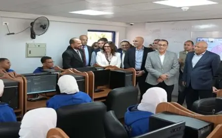 رئيس الوزراء يتفقد “مدرسة WE للتكنولوجيا التطبيقية” بمحافظة الوادي الجديد