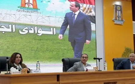 خلال لقاء جماهيري بالوادي الجديد.. رئيس الوزراء يستمع إلى مطالب نواب البرلمان ويجيب عن تساؤلاتهم