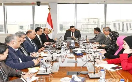 وزير الإسكان يتابع موقف مشروعات تطوير أرض مطار إمبابة ويوجه بتعظيم الاستفادة من الأراضى الاستثمارية