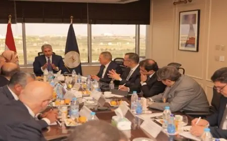 وزير السياحة يناقش عددا من الموضوعات الخاصة بتطوير صناعة السياحة في مصر