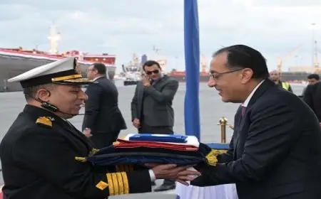 رئيس الوزراء يشهد رفع العلم المصري على السفينة “وادي العريش” بميناء دمياط