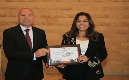 وزيرة التنمية المحلية ومحافظ القاهرة يكرمان فرق العمل المشاركة في تنظيم المنتدي الحضري العالمي