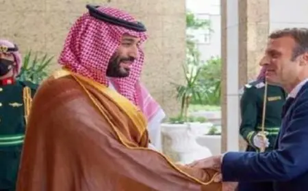 ماكرون في زيارة دولة للسعودية على وقع أزمة داخلية فرنسية