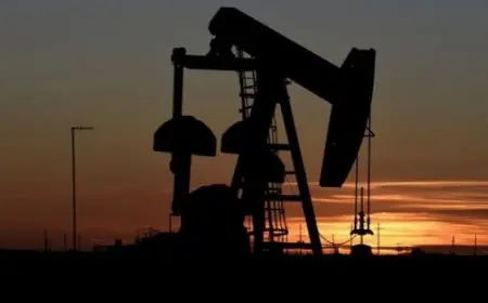 ارتفاع أسعار النفط وسط زيادة المخزونات وترقب قرارات “أوبك+”