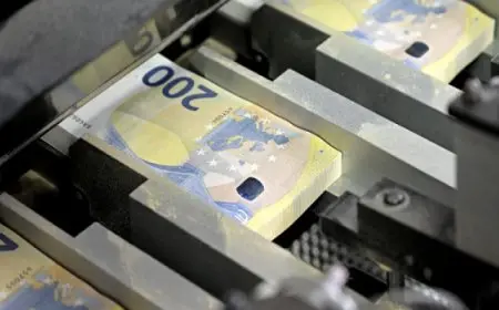 اليورو يدفع ثمن أزمة فرنسا.. والبتكوين تحتفل بمستوى تاريخي